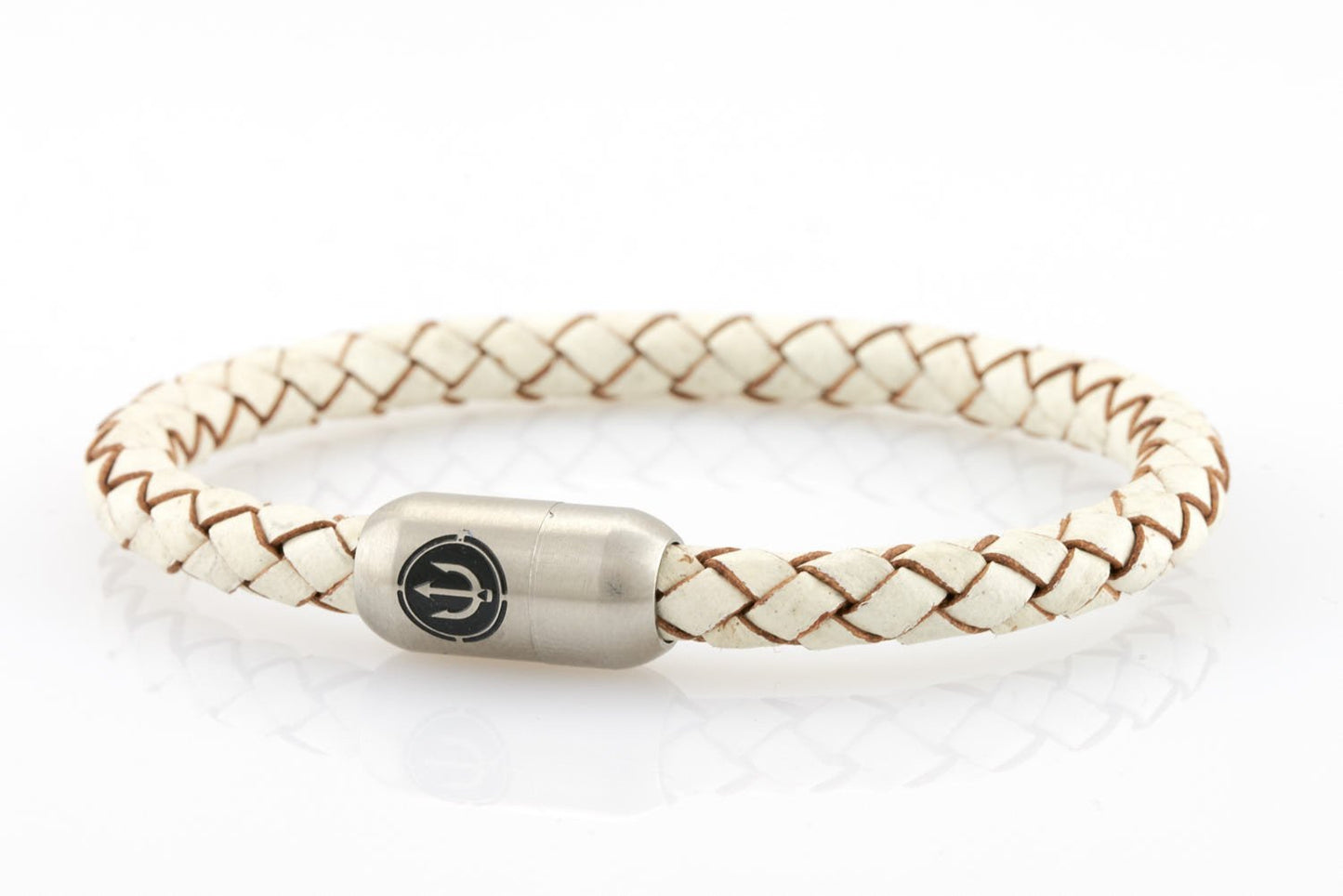 NEPTN BRACELET MADE OF SAILING ROPE / LEATHER & STAINLESS STAHL HANDMADE INDIVIDUALLY FOR YOU Used materials: Sailing Tau or Leder & Premium stainless stahl magnetic clasp Gravur: TRIDENT TRIDENT: Symbol of willpower & Strength. Comfortable pleasant wearing Only renewable tanning agents of the highest quality are used (vegetable tanning) Tau / Leder diameter: 6 mm Sailing Tau or Cow leather Durable Premium stainless stahl magnetic clasp firm grip magnetic closure system clos
