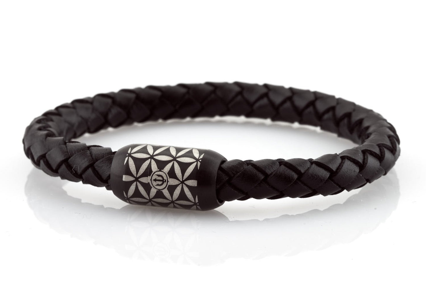NEPTN BRACELET MADE OF SAILING ROPE / LEATHER & STAINLESS STAHL HANDMADE INDIVIDUALLY FOR YOU Used materials: Sailing Tau or Leder & Premium stainless stahl magnetic clasp Gravur: TRIDENT & FLOWER OF LIFE TRIDENT: Symbol of willpower & Strength. FLOWER OF LIFE (F.o.L.): Protective symbol with the aim of positive influence and creation of harmony for the one who wears it.. The F.o.L. is known as a power symbol in many cultures throughout the world. . Among Greece, Egypt, China, Japa
