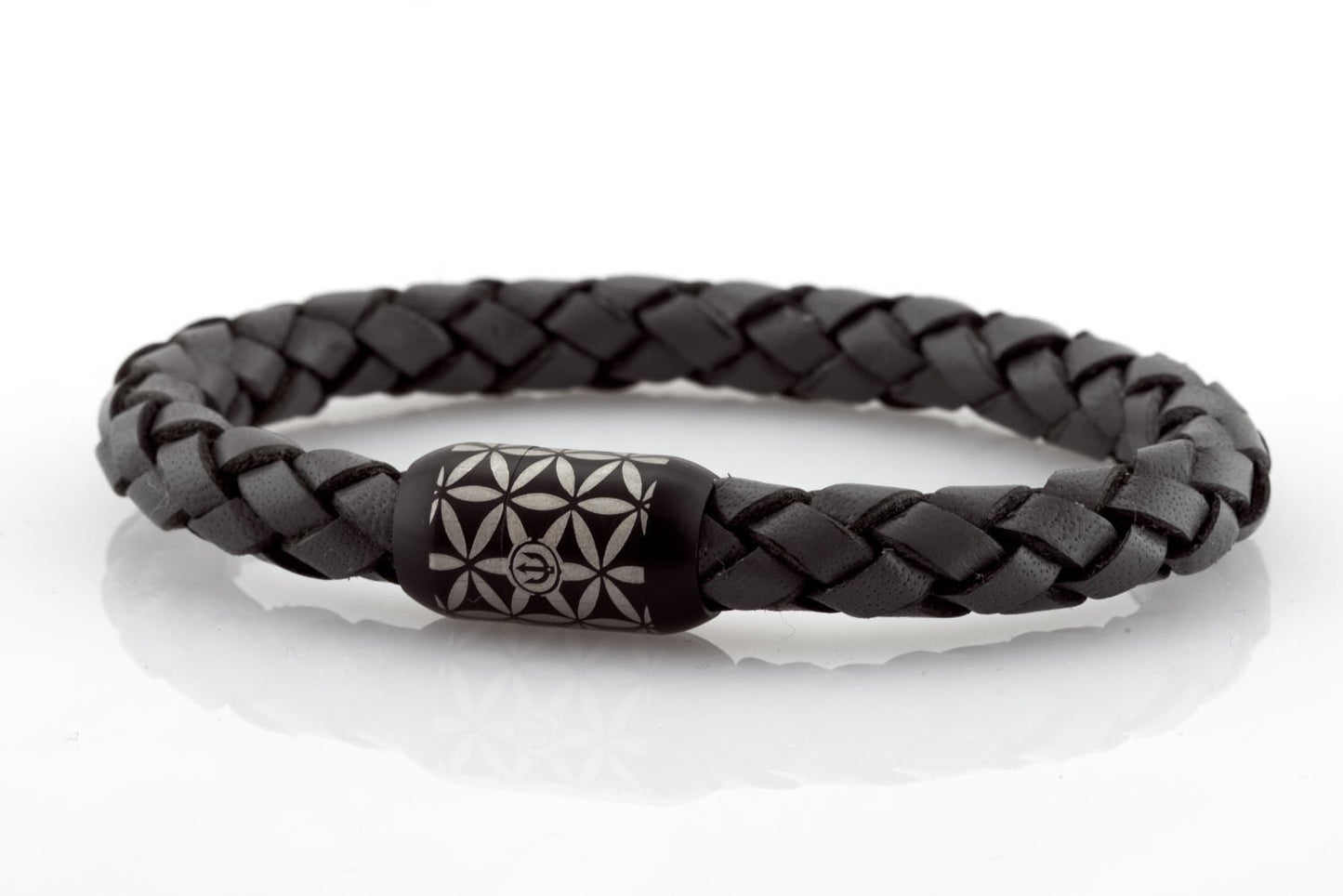 NEPTN BRACELET MADE OF SAILING ROPE / LEATHER & STAINLESS STAHL HANDMADE INDIVIDUALLY FOR YOU Used materials: Sailing Tau or Leder & Premium stainless stahl magnetic clasp Gravur: TRIDENT & FLOWER OF LIFE TRIDENT: Symbol of willpower & Strength. FLOWER OF LIFE (F.o.L.): Protective symbol with the aim of positive influence and creation of harmony for the one who wears it.. The F.o.L. is known as a power symbol in many cultures throughout the world. . Among Greece, Egypt, China, Japa