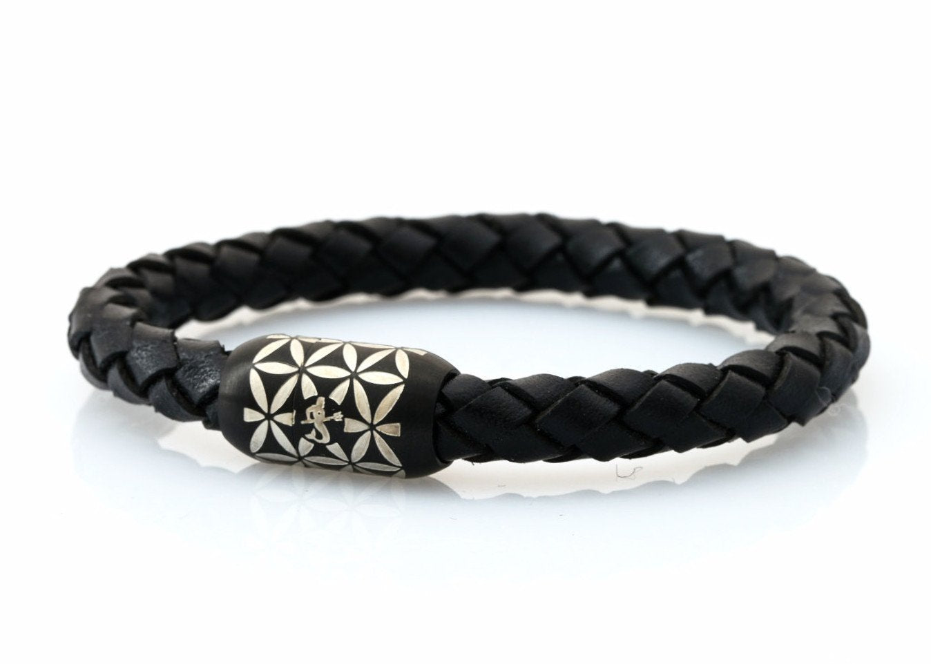 NEPTN BRACELET MADE OF LEATHER & STAINLESS STAHL HANDMADE INDIVIDUALLY FOR YOU Used materials: Sailing Tau or Leder & Premium stainless stahl magnetic clasp Gravur: NEPTN & FLOWER OF LIFE NEPTN: Symbol of freedom and self-fulfillment. FLOWER OF LIFE (F.o.L.): Protective symbol with the aim of positive influence and creation of harmony for the one who wears it.. The F.o.L. is known as a power symbol in many cultures throughout the world. Among Greece, Egypt, China, Jap