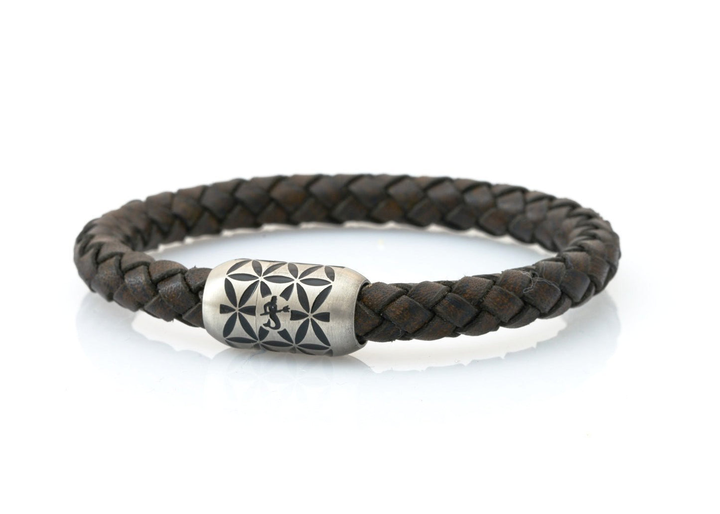 NEPTN BRACELET MADE OF SAILING ROPE / LEATHER & STAINLESS STAHL HANDMADE INDIVIDUALLY FOR YOU Used materials: Sailing Tau or Leder & Premium stainless stahl magnetic clasp Gravur: NEPTN & FLOWER OF LIFE NEPTN: Symbol of freedom and self-fulfillment. FLOWER OF LIFE (F.o.L.): Protective symbol with the aim of positive influence and creation of harmony for the one who wears it.. The F.o.L. is known as a power symbol in many cultures throughout the world. Among Greece, Egypt, China, Japa