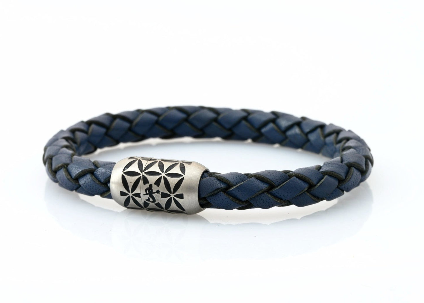 NEPTN BRACELET MADE OF SAILING ROPE / LEATHER & STAINLESS STAHL HANDMADE INDIVIDUALLY FOR YOU Used materials: Sailing Tau or Leder & Premium stainless stahl magnetic clasp Gravur: NEPTN & FLOWER OF LIFE NEPTN: Symbol of freedom and self-fulfillment. FLOWER OF LIFE (F.o.L.): Protective symbol with the aim of positive influence and creation of harmony for the one who wears it.. The F.o.L. is known as a power symbol in many cultures throughout the world. Among Greece, Egypt, China, Japa