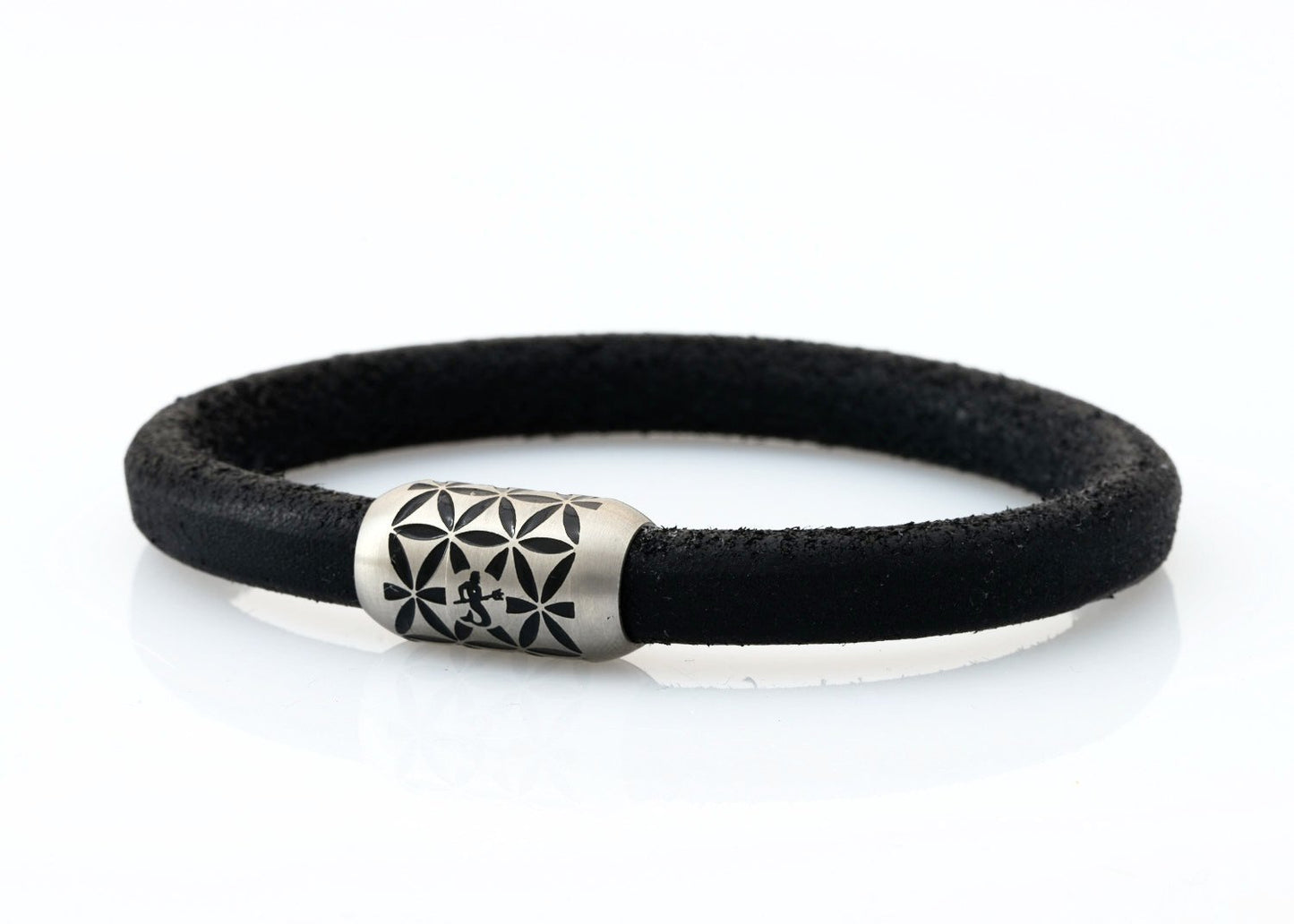 NEPTN BRACELET MADE OF SAILING ROPE / LEATHER & STAINLESS STAHL HANDMADE INDIVIDUALLY FOR YOU Used materials: Sailing Tau or Leder & Premium stainless stahl magnetic clasp Gravur: NEPTN & FLOWER OF LIFE NEPTN: Symbol of freedom and self-fulfillment. FLOWER OF LIFE (F.o.L.): Protective symbol with the aim of positive influence and creation of harmony for the one who wears it.. The F.o.L. is known as a power symbol in many cultures throughout the world. Among Greece, Egypt, China, Japa