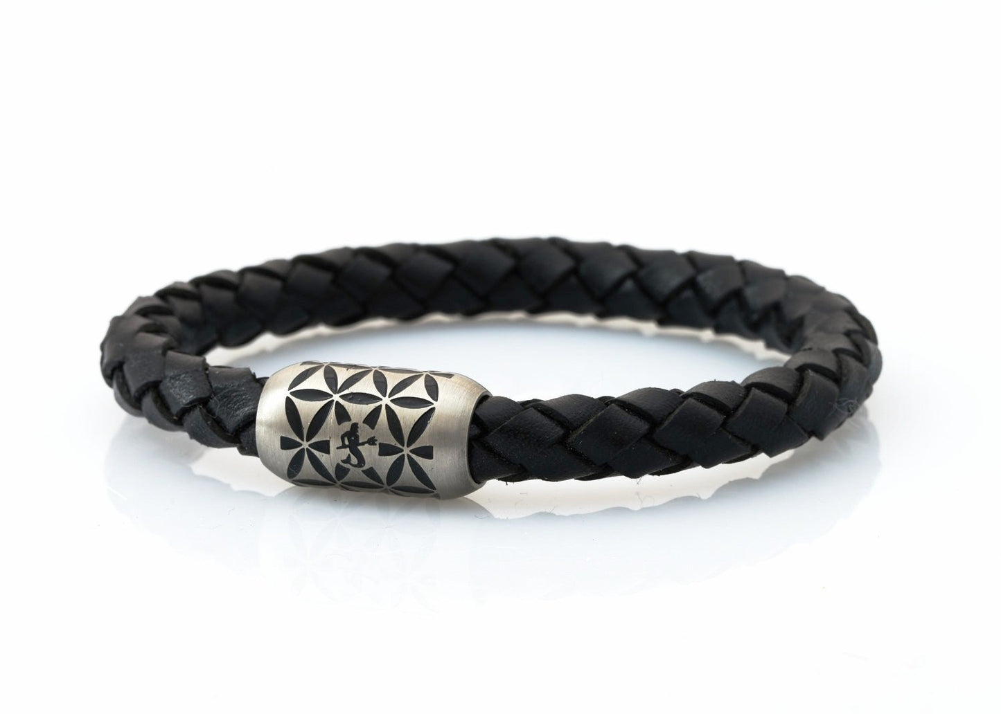 NEPTN BRACELET MADE OF SAILING ROPE / LEATHER & STAINLESS STAHL HANDMADE INDIVIDUALLY FOR YOU Used materials: Sailing Tau or Leder & Premium stainless stahl magnetic clasp Gravur: NEPTN & FLOWER OF LIFE NEPTN: Symbol of freedom and self-fulfillment. FLOWER OF LIFE (F.o.L.): Protective symbol with the aim of positive influence and creation of harmony for the one who wears it.. The F.o.L. is known as a power symbol in many cultures throughout the world. Among Greece, Egypt, China, Japa