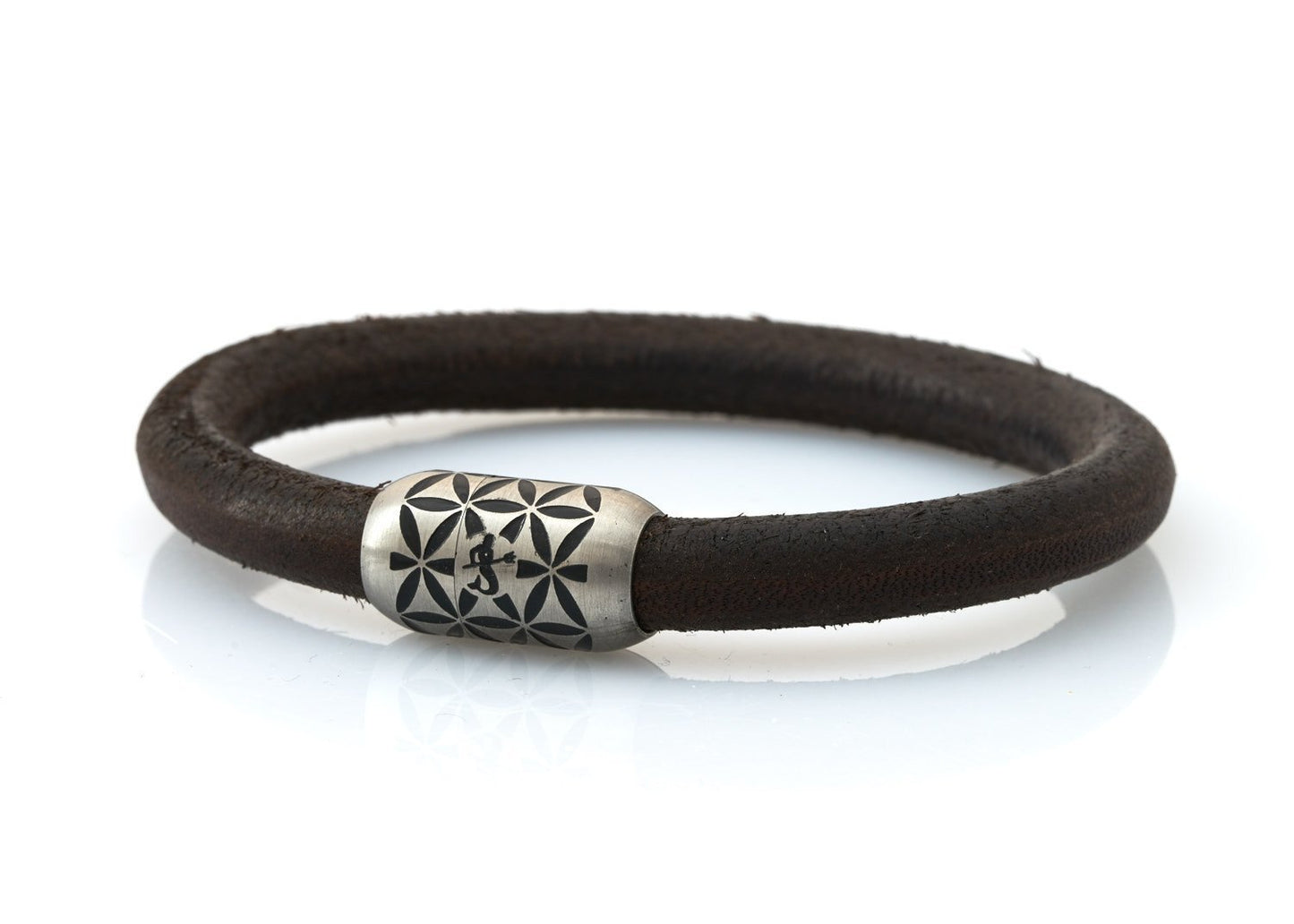 NEPTN BRACELET MADE OF SAILING ROPE / LEATHER & STAINLESS STAHL HANDMADE INDIVIDUALLY FOR YOU Used materials: Sailing Tau or Leder & Premium stainless stahl magnetic clasp Gravur: NEPTN & FLOWER OF LIFE NEPTN: Symbol of freedom and self-fulfillment. FLOWER OF LIFE (F.o.L.): Protective symbol with the aim of positive influence and creation of harmony for the one who wears it.. The F.o.L. is known as a power symbol in many cultures throughout the world. Among Greece, Egypt, China, Japa