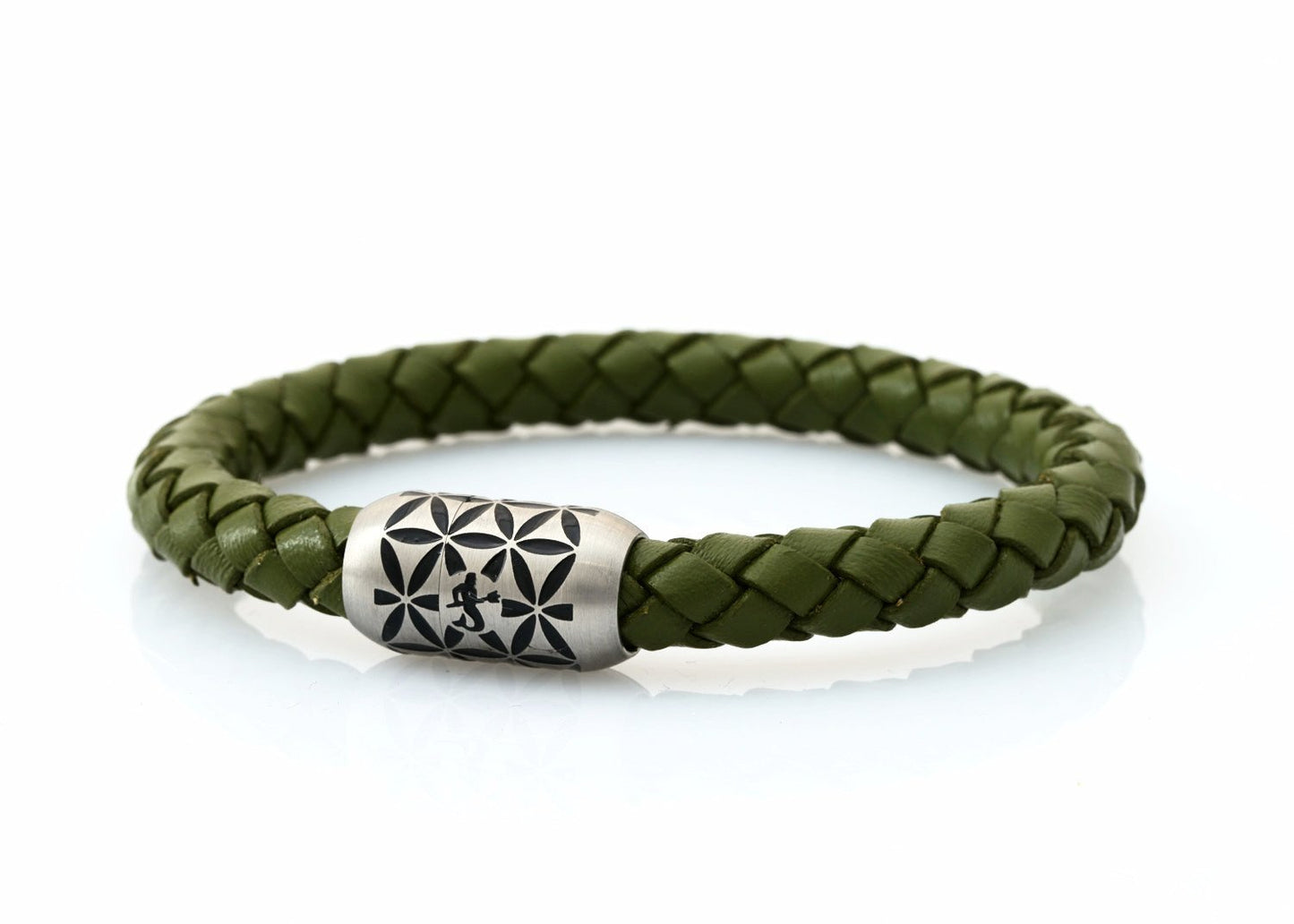 NEPTN BRACELET MADE OF SAILING ROPE / LEATHER & STAINLESS STAHL HANDMADE INDIVIDUALLY FOR YOU Used materials: Sailing Tau or Leder & Premium stainless stahl magnetic clasp Gravur: NEPTN & FLOWER OF LIFE NEPTN: Symbol of freedom and self-fulfillment. FLOWER OF LIFE (F.o.L.): Protective symbol with the aim of positive influence and creation of harmony for the one who wears it.. The F.o.L. is known as a power symbol in many cultures throughout the world. Among Greece, Egypt, China, Japa