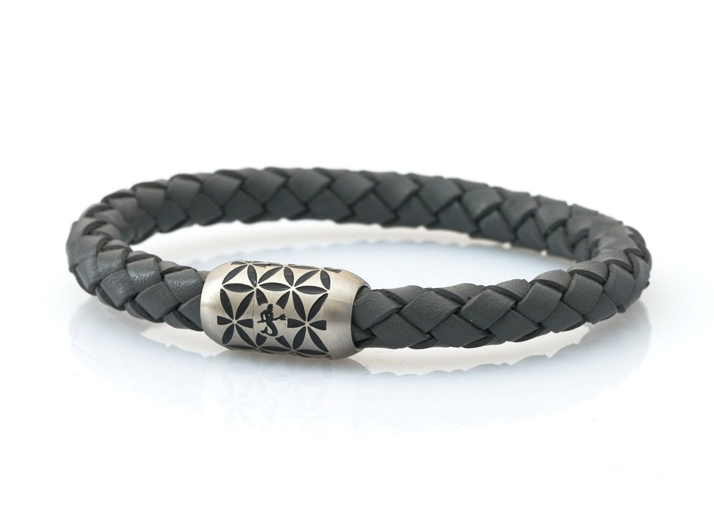 NEPTN BRACELET MADE OF SAILING ROPE / LEATHER & STAINLESS STAHL HANDMADE INDIVIDUALLY FOR YOU Used materials: Sailing Tau or Leder & Premium stainless stahl magnetic clasp Gravur: NEPTN & FLOWER OF LIFE NEPTN: Symbol of freedom and self-fulfillment. FLOWER OF LIFE (F.o.L.): Protective symbol with the aim of positive influence and creation of harmony for the one who wears it.. The F.o.L. is known as a power symbol in many cultures throughout the world. Among Greece, Egypt, China, Japa